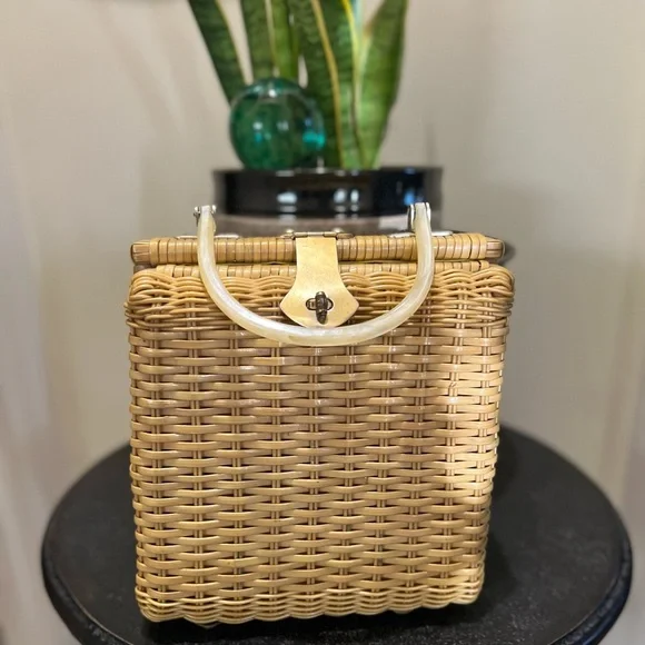 Elegant Tan Woven Handbag - Picture 1 of 2